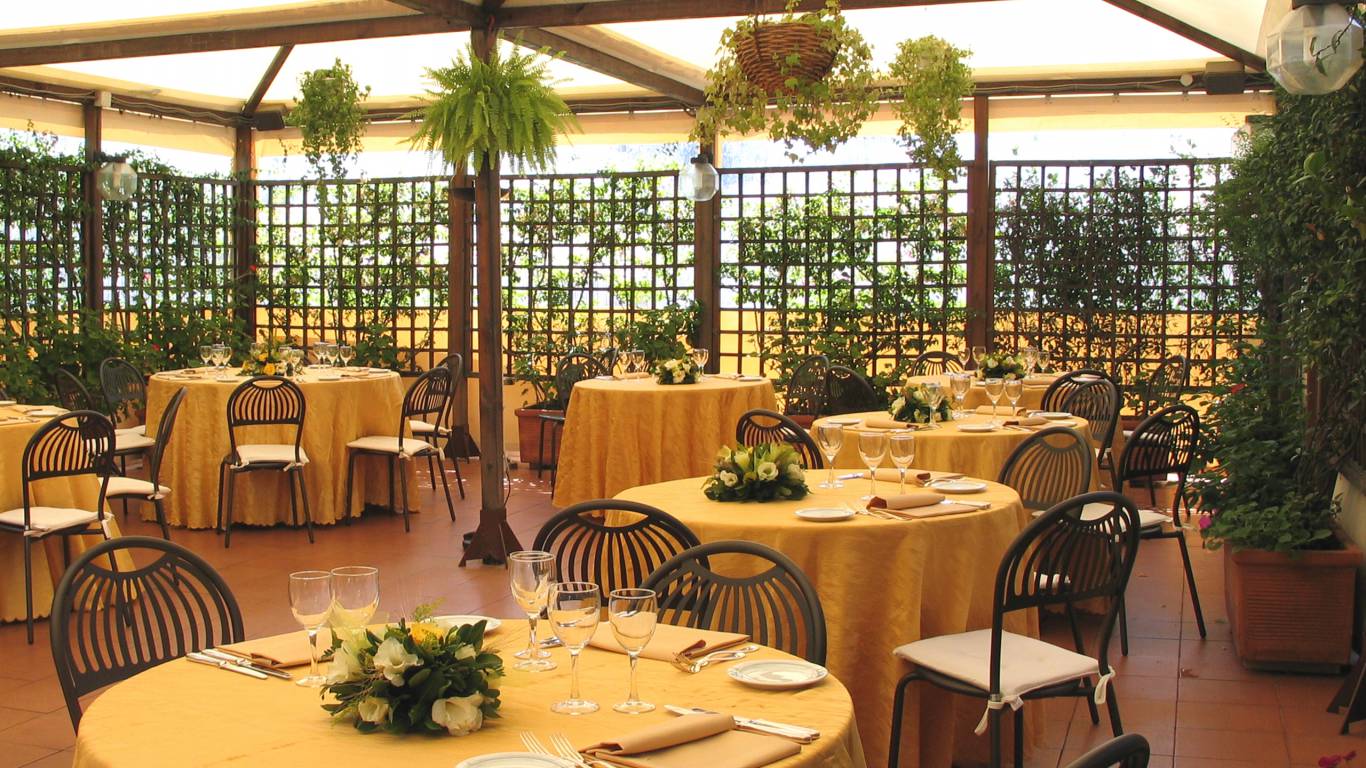 ristorante-focolare-esterno-Hotel-Pineta-Palace-Roma